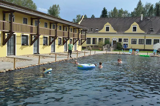 Děti v přírodním koupališti před apartmány