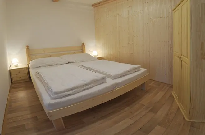 Ložnice s manželskou postelí