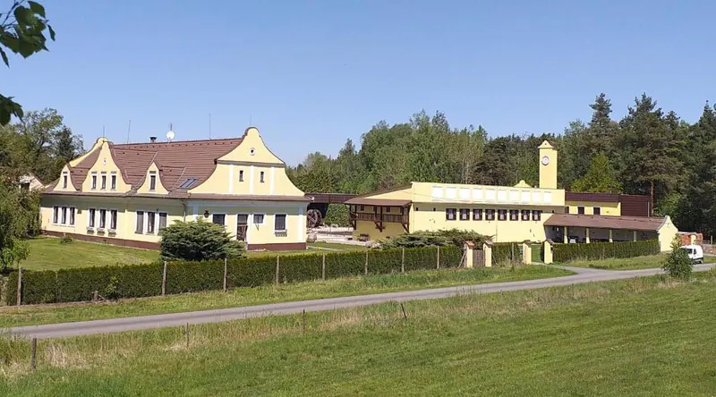 Blatský dvůr v krajině